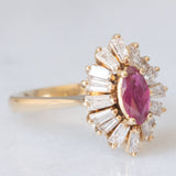 Anello ballerina vintage in oro giallo 14K con rubino (0.40ct ca.) e diamanti di taglio tapered (1ctw ca.), anni ‘70/‘80