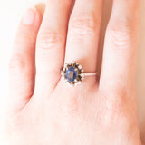 Anello a margherita vintage in oro bianco 14K con zaffiro (2ct ca.) e diamanti (0.16ctw ca.), anni ‘60/‘70
