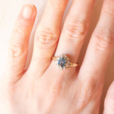 Anello a margherita vintage in oro giallo e bianco 9K con spinello sintetico azzurro (1ct ca.) e diamanti (0.05ctw ca.), anni ‘90