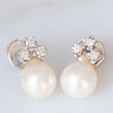 Orecchini vintage in oro bianco 14K con perle bianche e diamanti di taglio brillante (0.18ctw ca.), anni ‘60/‘70