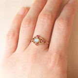 Anello vintage in stile antico in oro giallo 9K con opale (0.20ct ca.) e rubini sintetici (0.30ctw ca.), anni ‘80