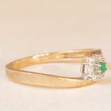 Anello a fiore vintage in oro giallo e bianco 9K con smeraldo (0.08ct ca.) e diamanti (0.06ctw ca.), anni ‘70
