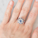 Anello a fiocco di neve vintage in oro bianco 14K con zaffiri (1.10ctw ca.) e diamanti di taglio brillante (0.48ctw ca.), anni ‘70/‘80