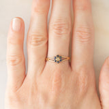 Anello a fiore vintage in oro giallo 9K con zaffiri (0.30ctw ca.) e diamante, anno 1977