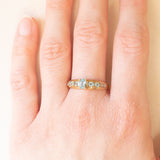 Anello vintage in oro giallo e bianco 9K con paste di vetro azzurre e diamanti, anno 2009