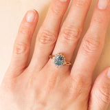 Anello a margherita vintage in oro giallo e bianco 9K con topazio azzurro (1.70ct ca.) e diamanti (0.14ctw ca.), anni ‘80