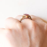 Anello solitario vintage in oro giallo 8K con rubino sintetico (2.50ct ca.), anni ‘40/‘50