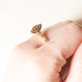 Anello vintage in oro giallo 18K con rubino (0.30ct ca.) e diamanti di taglio carré (0.42ctw ca.), anni ‘80