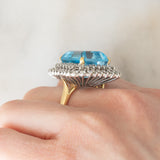 Anello da cocktail vintage in oro giallo e bianco 18K con topazio azzurro (20ct ca.) e diamanti di taglio brillante (1.70ctw ca.), anni ‘70