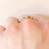 Anello a fascia vintage in oro giallo 8K con opale (0.25ct ca.) e perline bianche, anni ‘70