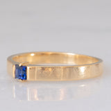 Solitario a fascia vintage in oro giallo 14K con zaffiro di taglio carré (0.18ct ca.), anni ‘70