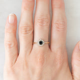 Anello a margherita vintage in oro giallo e bianco 9K con zaffiro (0.30ct ca.) e diamanti (0.10ctw ca.), anni ‘80