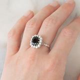 Anello a margherita in oro bianco 14K con zaffiro (3.50ct ca.) e diamanti di taglio brillante (0.56ctw ca.), anni ‘70