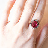 Anello a margherita vintage in stile antico in oro giallo 14K e argento con rubino sintetico (4.60ct ca.) e diamanti di taglio rosetta, anni ‘50/‘60