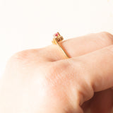 Anello vintage in oro giallo 18K con rubino sintetico (0.12ct ca.) e diamanti di taglio brillante (0.09ctw ca.), anni ‘80/‘90