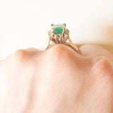 Anello a margherita vintage in oro bianco 14K con smeraldo (1.70ct ca.) e diamanti (0.28ctw ca.), anni ‘70
