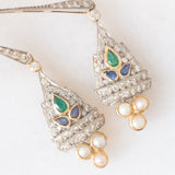 Orecchini Art Déco in oro giallo e bianco 14K con smeraldo, zaffiri, diamanti (0.45ctw ca.) e perle bianche, anni ‘30