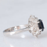 Anello ballerina vintage in oro bianco 14K con zaffiro (0.85ct ca.) e diamanti di taglio brillante (0.50ctw ca.), anni ‘80