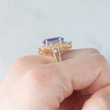 Anello ballerina vintage in oro giallo 14K con tanzanite (5.60ct ca.) e diamanti di taglio brillante e tapered (1.30ctw ca.), anni ‘70/‘80