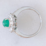 Anello a margherita in platino con smeraldo cabochon (1.35ct) e diamanti (1.13ctw), anni ‘70/‘80