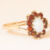 Anello a margherita vintage in oro giallo 9K con opale (0.30ct ca.) e granati (0.30ctw ca.), anni ‘70/‘80