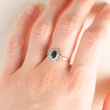 Anello a margherita vintage in oro giallo e bianco 9K con zaffiro (0.60ct ca.) e diamanti (0.12ctw ca.), anno 1982