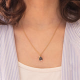 Collana vintage con catenina in oro giallo 14K e con ciondolo in oro giallo 14K con zaffiri (0.60ctw ca.) e diamanti (0.09ctw ca.), anni ‘60/'70