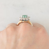 Anello a margherita vintage in oro giallo e bianco 14K con smeraldo (1.75ct ca.) e diamanti di taglio brillante (0.72ctw ca.), anni ‘70