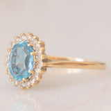 Anello a margherita vintage in oro giallo 9K con topazio azzurro (1.50ct ca.) e diamanti (0.10ctw ca.), anno 1988