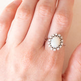 Anello a margherita vintage in oro bianco 14K con opale (1.70ct ca.) e diamanti di taglio brillante (0.40ctw ca.), anni ‘60