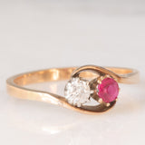 Anello Toi et Moi in oro giallo 14K con rubino sintetico (0.17ct ca.) e diamante di taglio vecchia Europa (0.15ct ca.), anni ‘10/‘20