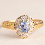 Anello a margherita vintage in oro giallo e bianco 9K con zaffiro (0.50ct ca.) e diamanti (0.08ctw ca.), anno 1991