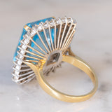 Anello da cocktail vintage in oro giallo e bianco 18K con topazio azzurro (20ct ca.) e diamanti di taglio brillante (1.70ctw ca.), anni ‘70