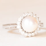 Anello a margherita vintage in oro bianco 14K con perla bianca e diamanti di taglio brillante (0.30ctw ca.), anni ‘50/‘60