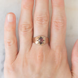 Anello chevalier retrò in oro giallo 14K con granato (1ct ca.), anni ‘40