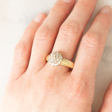 Anello a fiore con fede in oro giallo 14K con diamanti di taglio brillante (1ctw ca.), anni ‘80
