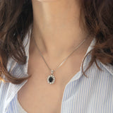 Collier vintage con ciondolo a margherita in oro bianco 14K con zaffiro (1.70ct ca.) e diamanti di taglio brillante (1.10ctw ca.), anni ‘70/‘80