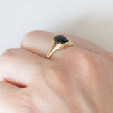 Anello chevalier vintage in oro giallo 9K con onice, anno 1979