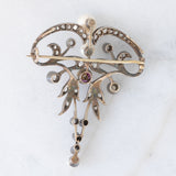 Collana con pendente/spilla Art Nouveau in oro giallo 18K e argento con diamanti di taglio rosetta (0.50ctw ca.), rubini e perle bianche, anni ‘10/‘20