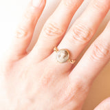 Anello vintage in oro giallo 9K con cammeo su lava, anni ‘40