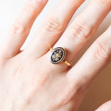Anello antico in oro giallo 14K con smalti neri e perlina bianca, primi del ‘900