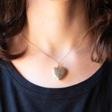 Ciondolo portafoto vintage a forma di cuore con lamina in oro giallo 9K su metallo, anni ‘50/‘60