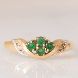 Anello vintage in oro giallo 9K con smeraldi (0.16ctw ca.) e diamanti, anni ‘70/‘80
