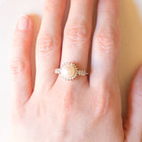 Anello vintage in oro bianco 18K con perla bianca e diamanti (0.34ctw ca.), anni ‘60/‘70