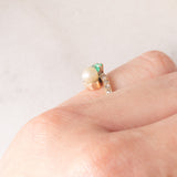 Toi et Moi antico in oro giallo 14K con perla bianca, smeraldo (0.40ct ca.) e diamanti di taglio rosetta (0.10ctw ca.), anni ‘10/‘20