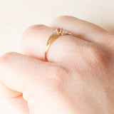 Anello vintage in oro giallo e bianco 18K con rubino sintetico (0.07ct ca.), anni ‘60/‘70