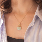 Collana vintage con catenina in oro giallo 9K e con ciondolo a forma di mela in oro giallo 9K con giada verde chiaro e peridoti, anni ‘80