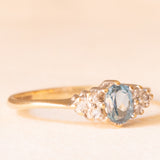 Anello vintage in oro giallo e bianco 9K con topazio azzurro (0.40ct ca.) e diamanti di taglio brillante (0.06ctw ca.), anno 1988