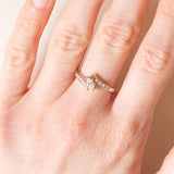 Anello vintage in oro bianco 14K con diamante centrale di taglio marquise (0.25ct ca.) e con diamanti laterali di taglio brillante (0.16ctw ca.), anni ‘70