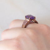 Anello da cocktail vintage in oro rosa 9K con ametista (3.30ct ca.) e zaffiri rosa sintetici (0.53ctw)